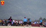 Các cô gái xinh đẹp trong trang phục dân tộc đá bóng ở Quảng Ninh